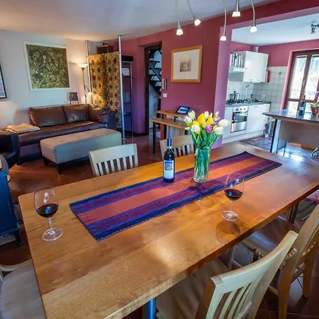 2 Bedroom House In Historic Center Of Neive Casa vacanze Neive