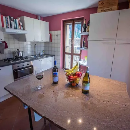 2 Bedroom House In Historic Center Of Neive Casa vacanze Neive